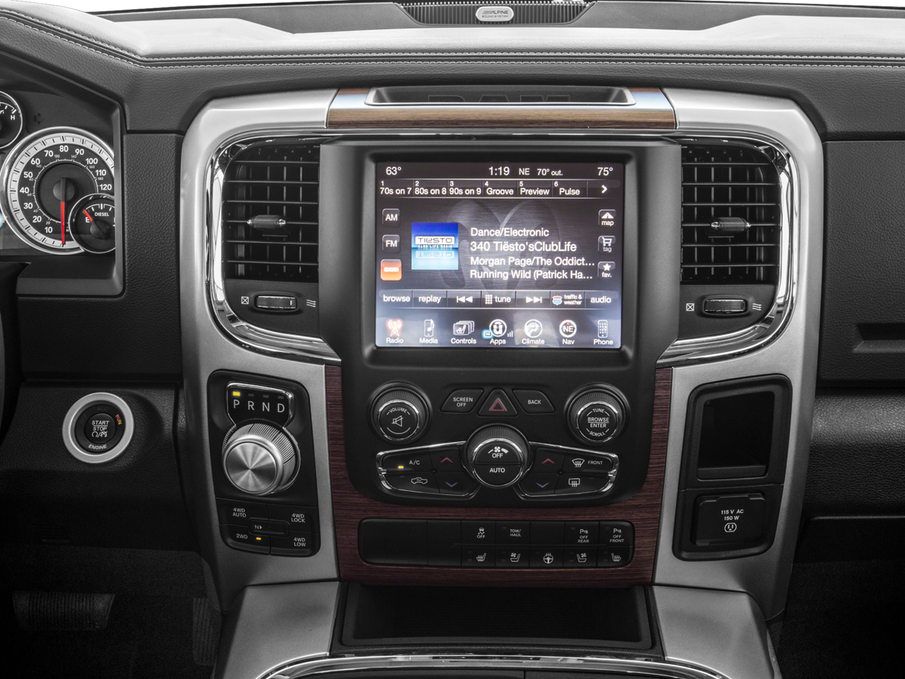 2017 RAM 1500 Laramie Crew Cab 4x4 6'4' Box