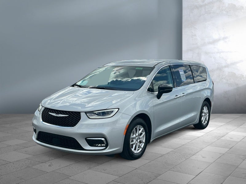 2024 Chrysler Pacifica Touring L's photo