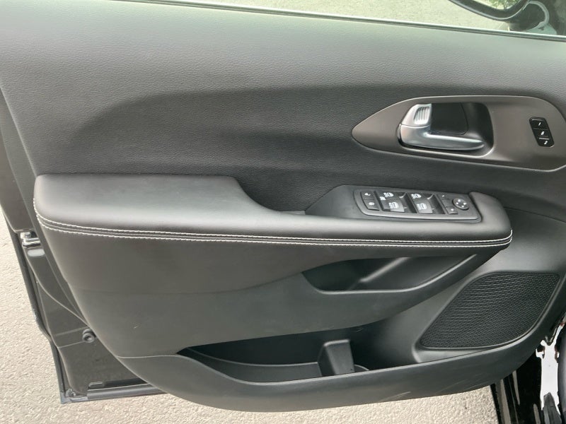 2027 Chrysler Pacifica PACIFICA SELECT AWD