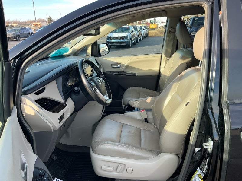 2016 Toyota Sienna XLE 8 Passenger